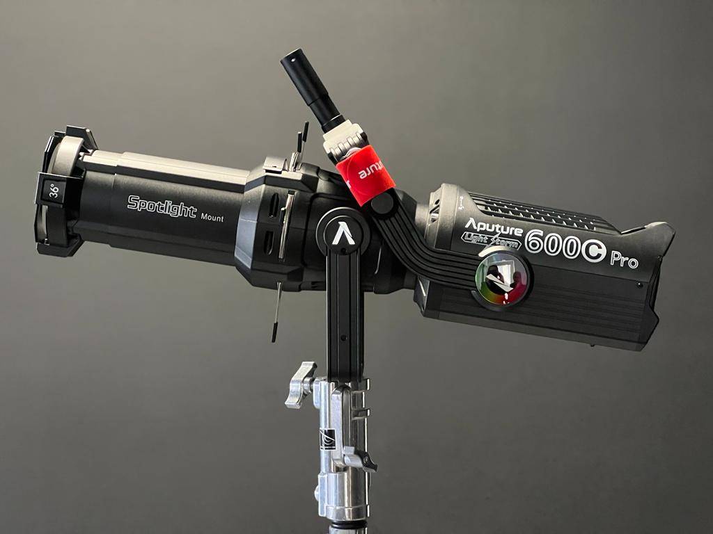 Aputure SpotLight 36g con 600c 1