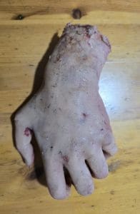 mano realistina in silicone