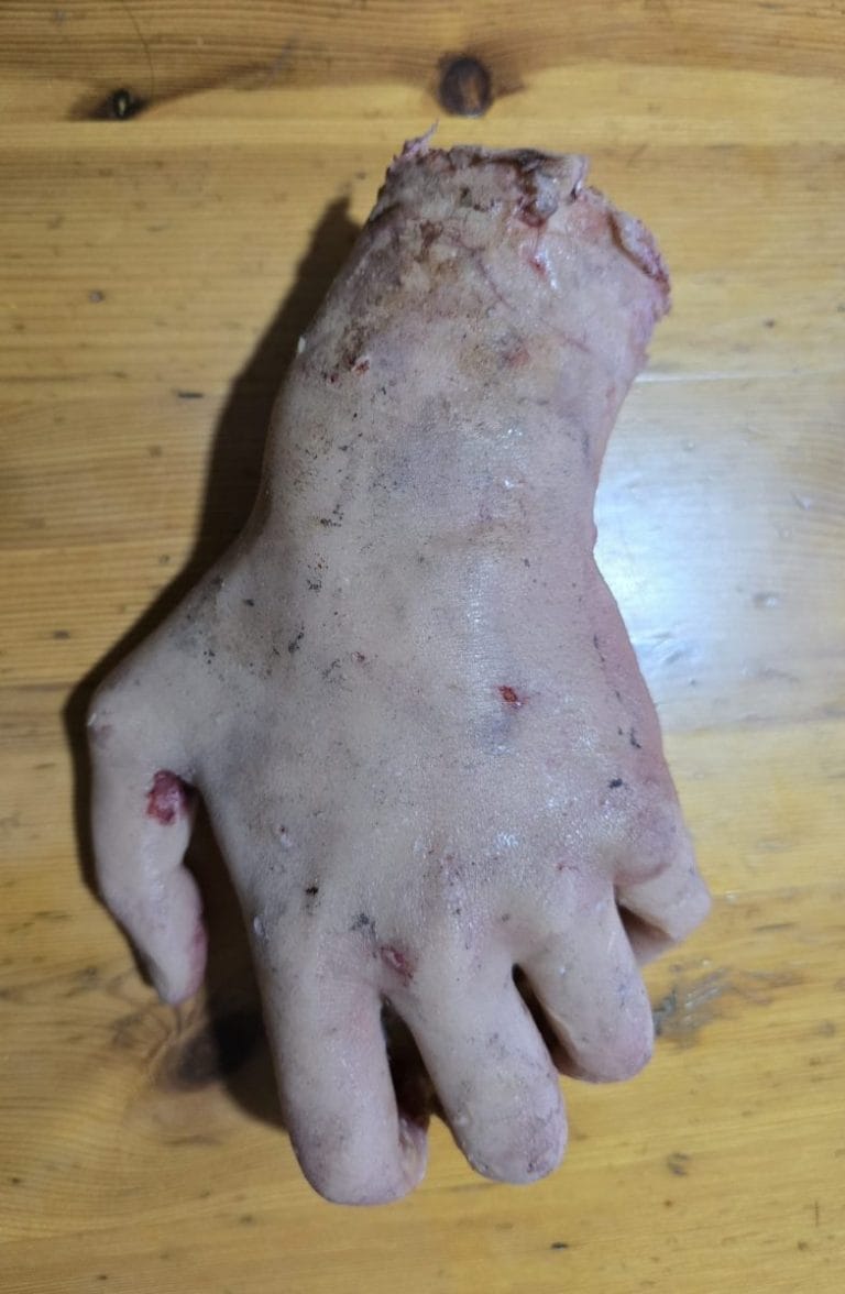 mano realistina in silicone